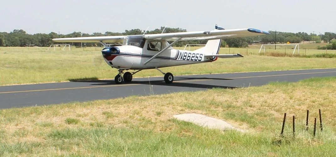 Single-engine Cessna trainer on the taxiway at Pleasanton Municipal Airport